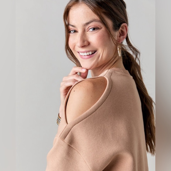 (47)New Francesca’s Sara Cold Shoulder Oversized Sweatshirt - Picture 5 of 6